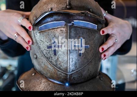 Londres, Royaume-Uni. 7th novembre 2022. Le casque d'Un ensemble demi-armure allemand, début du 17th siècle, est de £2 500-3 500 - Aperçu des ventes d'armes et d'armure de Bonhams à la salle de vente Knightsbridge. Les ventes ont lieu le 9-10 novembre à Knightsbridge. Crédit : Guy Bell/Alay Live News Banque D'Images