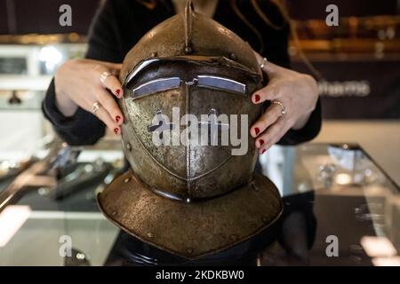 Londres, Royaume-Uni. 7 novembre 2022. Un membre du personnel présente le casque de la « demi-armure allemande », début du 17th siècle (est. £2 500 - £3 500) à un photocall de Bonhams Arms et armure qui comprend la collection Chris Wynn de Early Purdeys. La vente aux enchères aura lieu à Bonhams Knightsbridge le 9 novembre. Credit: Stephen Chung / Alamy Live News Banque D'Images