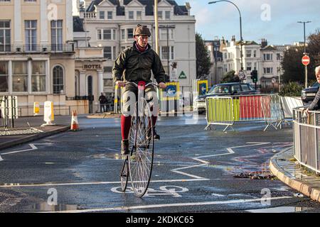 Londres, Royaume-Uni, 06/11/2022, près de 350 participants intrépides à la course de voitures entre Londres et Brighton Veteran de RM Sotheby (6 novembre) cette année ont eu un réel aperçu des difficultés de l'automobile victorienne, alors que les tempêtes de pluie ont balayé le sud de l'Angleterre. Credit: @Dmoluk/Alamy Live News Banque D'Images