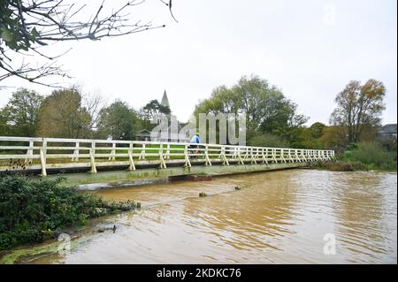 Alfriston East Sussex Royaume-Uni 7th novembre 2022 - la rivière Cuckmere inondée à Alfriston , East Sussex après de fortes pluies avec plus de prévisions pour se propager à travers la Grande-Bretagne au cours des prochains jours : Credit Simon Dack / Alamy Live News Banque D'Images