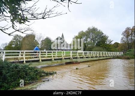 Alfriston East Sussex Royaume-Uni 7th novembre 2022 - la rivière Cuckmere inondée à Alfriston , East Sussex après de fortes pluies avec plus de prévisions pour se propager à travers la Grande-Bretagne au cours des prochains jours : Credit Simon Dack / Alamy Live News Banque D'Images