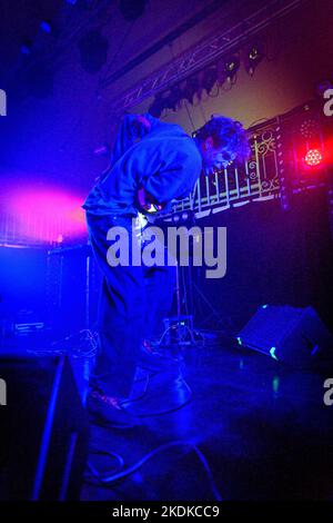 Édimbourg, Écosse. Jeudi 3 novembre 2022. Édimbourg, Écosse. Jeudi 3 novembre 2022. Christopher Taylor AKA Body Meat, musicien électronique américain, sur scène à Edinburgh Summerhall, dans le cadre d'une courte tournée européenne soutenant la réserve de blessures du groupe hip-hop. Body Meat est un projet musical expérimental lancé en 2016 par Christopher Taylor, un multi-instrumentiste et producteur basé à Philadelphie, PA. Banque D'Images