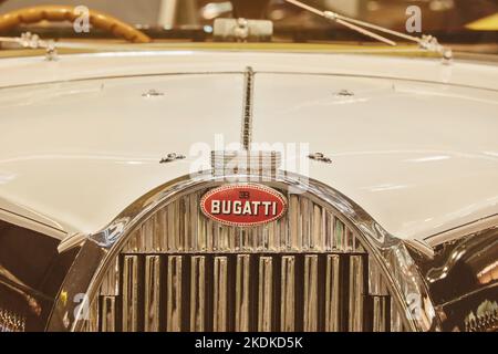 Essen, Allemagne - 23 mars 2022 : image rétro d'une limousine Bugatti blanche classique à Essen, Allemagne Banque D'Images