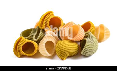 Pile de pâtes Lumaconi isolée sur fond blanc Banque D'Images