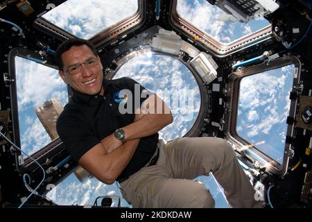 ISS - 01 octobre 2022 - l'astronaute et ingénieur de vol de la NASA pour l'expédition 68 Frank Rubio est photographié à l'intérieur de la coupole, celle de la Station spatiale internationale Banque D'Images