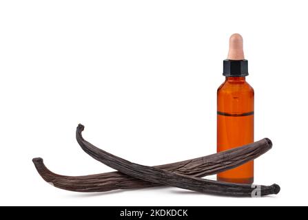 Bâtonnets de vanille avec bouteille d'essence isolée sur fond blanc Banque D'Images