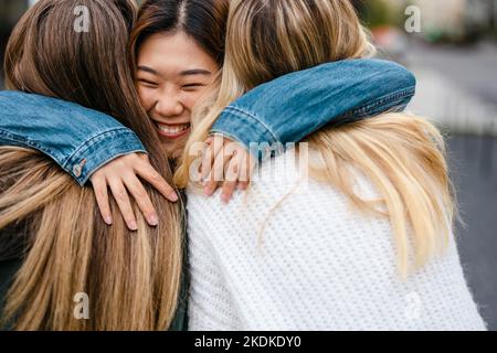 Groupe d'amis de sexe féminin s'amusant dans la ville Banque D'Images