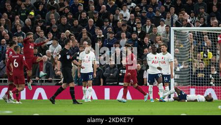 Londres, Royaume-Uni. 06th novembre 2022. Mohamed Salah de Liverpool (c) célèbre après avoir mis ses équipes 1st buts du match. Premier League Match, Tottenham Hotspur v Liverpool au Tottenham Hotspur Stadium de Londres, le dimanche 6th novembre 2022. Cette image ne peut être utilisée qu'à des fins éditoriales. Utilisation éditoriale uniquement, licence requise pour une utilisation commerciale. Aucune utilisation dans les Paris, les jeux ou les publications d'un seul club/ligue/joueur. photo de Sandra Mailer/Andrew Orchard sports Photography/Alamy Live News crédit: Andrew Orchard sports Photography/Alamy Live News Banque D'Images