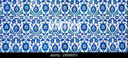 Carreaux ottomans faits main de la mosquée Rustem Pasa, Istanbul, Turquie. Banque D'Images