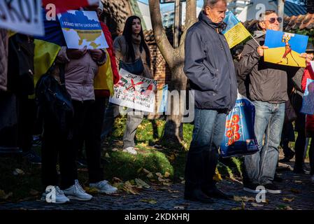 Les participants tiennent des écriteaux exprimant leur opinion pendant le mois de mars. La marche des communautés polonaise et ukrainienne est passée de l'église Saint-Bartholomée à la place de solidarité. Les 9th mois de la guerre sont déjà en cours. L'Ukraine, par son exemple, montre au monde entier le sens correct de concepts tels que le courage et la force de l'esprit. La marche visait à exprimer des remerciements pour l'aide et l'hospitalité que le peuple polonais a données aux réfugiés ukrainiens. Banque D'Images