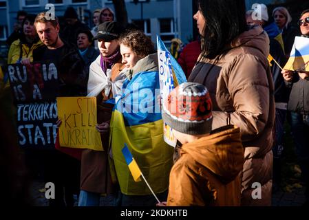 Les participants tiennent des écriteaux exprimant leur opinion pendant le mois de mars. La marche des communautés polonaise et ukrainienne est passée de l'église Saint-Bartholomée à la place de solidarité. Les 9th mois de la guerre sont déjà en cours. L'Ukraine, par son exemple, montre au monde entier le sens correct de concepts tels que le courage et la force de l'esprit. La marche visait à exprimer des remerciements pour l'aide et l'hospitalité que le peuple polonais a données aux réfugiés ukrainiens. Banque D'Images