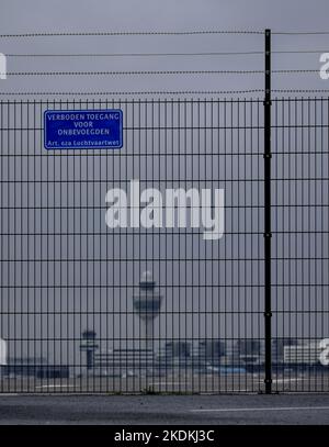 2022-11-07 11:46:03 SCHIPHOL - avion derrière la clôture autour de l'aéroport de Schiphol. Les compagnies aériennes néerlandaises ont trouvé « regrettable » que des manifestants aient pu entrer samedi sur le site de Schiphol. ANP ROBIN VAN LONKHUIJSEN pays-bas sortie - belgique sortie Banque D'Images