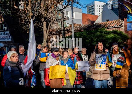 Gdansk, Pologne. 06th novembre 2022. Les participants tiennent des écriteaux exprimant leur opinion pendant le mois de mars. La marche des communautés polonaise et ukrainienne est passée de l'église Saint-Bartholomée à la place de solidarité. Les 9th mois de la guerre sont déjà en cours. L'Ukraine, par son exemple, montre au monde entier le sens correct de concepts tels que le courage et la force de l'esprit. La marche visait à exprimer des remerciements pour l'aide et l'hospitalité que le peuple polonais a données aux réfugiés ukrainiens. (Photo par Agnieszka Pazdykiewicz/SOPA Images/Sipa USA) crédit: SIPA USA/Alay Live News Banque D'Images