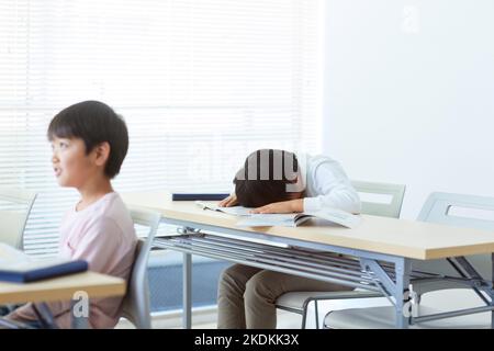 Les enfants japonais étudiant Banque D'Images