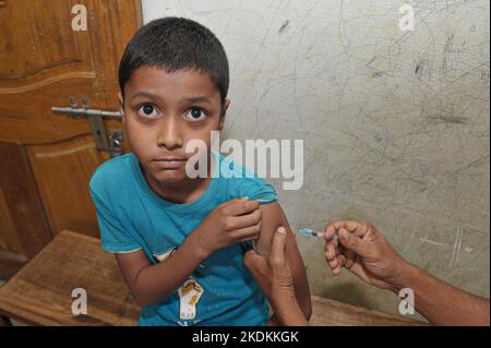 Sylhet, Bangladesh. 02nd novembre 2022. 2 novembre 2022. Sylhet, Bangladesh: Des travailleurs de la santé vaccinent des étudiants au cours d'une campagne de vaccination à des enfants de 5-11 ans à l'école maternelle de Bholaganj à Bolaganj, Companygonj, une upazila bordant Sylhet. On 2 novembre 2022 à Sylhet, au Bangladesh. Credit: SIPA USA/Alay Live News Banque D'Images