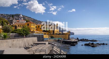 Vue sur la côte de forte de São Tiago, Funchal, Madère, Portugal. Banque D'Images