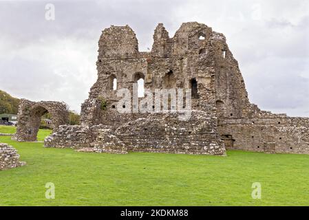 Ruines du château d'Ogmore dans la vallée de la rivière Glamourgan. Ogmore by Sea, Glamorgan, pays de Galles, Royaume-Uni Banque D'Images