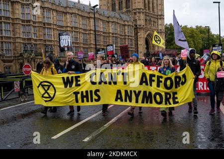 Extinction les militants de la rébellion protestent contre le fait que nous ne pouvons pas nous permettre le changement climatique et la destruction qu'il apportera lors d'une manifestation à Londres au Royaume-Uni Banque D'Images