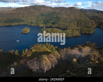 Vue aérienne d'une croisière en bateau sur le Loch Katrine dans les Trossachs lorsqu'il passe à côté de l'île d'Ellen et de la Coire Na Uruisgean lors d'une belle journée d'automne. Banque D'Images