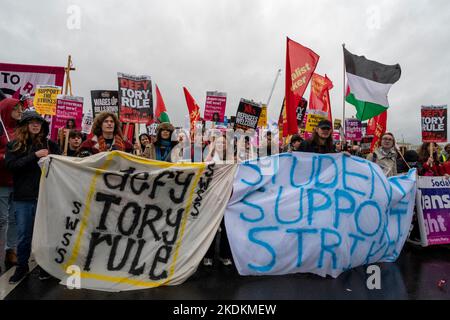 Les jeunes protestent contre le gouvernement conservateur avec les bannières « règle conservatrice de la fey » et « grèves de soutien des tudents ». Banque D'Images