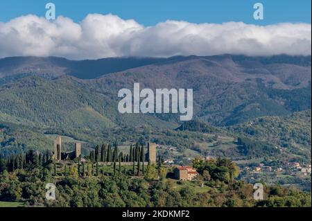 Vue panoramique sur l'ancien château de Romena et ses environs, Arezzo, Italie Banque D'Images