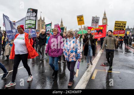 Protestants contre le gouvernement conservateur avec diverses affiches "Tories out", "Supor the Strikes", et "Tories down". Banque D'Images