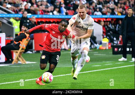 Bundesliga, BayArena Leverkusen; Bayer Leverkusen contre FC Union Berlin; Jeremie Frimpong, Julian Ryerson Banque D'Images