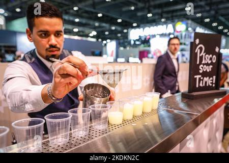 Londres, Royaume-Uni. 07th novembre 2022. Deux bars très compétents mélange Pisco Sours, les cocktails péruviens, pour les visiteurs au stand. World Travel Market (WTM), l'exposition annuelle de Londres sur les voyages et le tourisme, ouvre à nouveau ses portes au centre d'exposition Excel de l'est de Londres. L'événement est dans son édition 43rd cette année et semble beaucoup plus animé cette année avec la participation fortement en hausse l'année dernière. Credit: Imagetraceur/Alamy Live News Banque D'Images