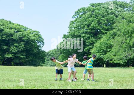 Enfants japonais au parc de la ville Banque D'Images