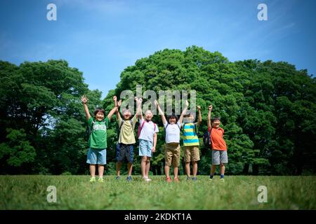 Enfants japonais au parc de la ville Banque D'Images