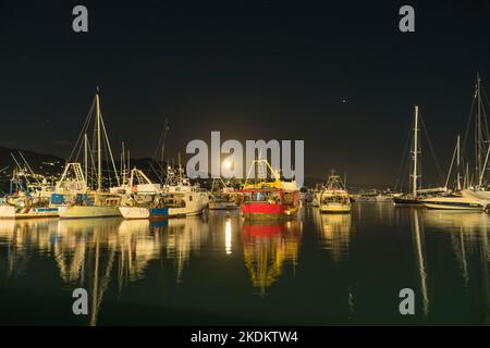 Une nuit au clair de lune au-dessus du port de Santa Margherita Ligure, dans le nord de l'Italie. Septembre 2022 Banque D'Images