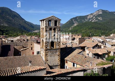 Belfrite romane ou clocher (1445) de l'église Saint-Victor (fondée en 1945) et vue sur les toits de Castellane Alpes-de-haute-Provence Provence Provence Provence France Banque D'Images