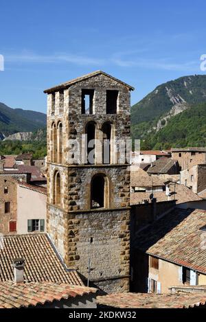 Belfrite romane ou clocher (1445) de l'église Saint-Victor (fondée en 1945) et vue sur les toits de Castellane Alpes-de-haute-Provence Provence Provence Provence France Banque D'Images