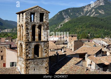 Belfrite romane ou clocher (1445) de l'église Saint-Victor (fondée en 1945) et vue sur les toits de Castellane Alpes-de-haute-Provence Provence Provence Provence France Banque D'Images