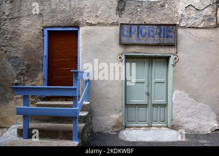 Vacante, fermée, à bord, abandonnée Village Shop, Epicerie ou Corner Shop à Beauvezer Alpes-de-haute-Provence Provence Provence France Banque D'Images