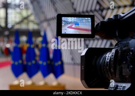 Bruxelles, Belgique. 07th novembre 2022. Drapeaux de l'UE dans la construction du Conseil de l'UE lors de la réunion des ministres des Finances de l'Eurogroupe, lors du Conseil européen de Bruxelles, Belgique, le 7 novembre 2022. Crédit: ALEXANDROS MICHAILIDIS/Alamy Live News Banque D'Images