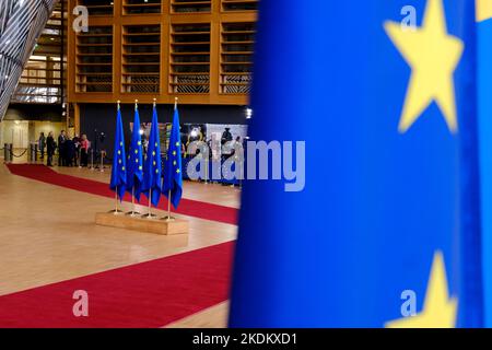 Bruxelles, Belgique. 07th novembre 2022. Drapeaux de l'UE dans la construction du Conseil de l'UE lors de la réunion des ministres des Finances de l'Eurogroupe, lors du Conseil européen de Bruxelles, Belgique, le 7 novembre 2022. Crédit: ALEXANDROS MICHAILIDIS/Alamy Live News Banque D'Images