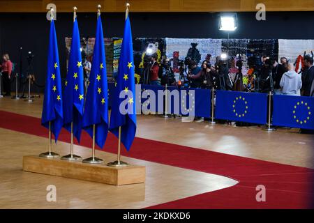 Bruxelles, Belgique. 07th novembre 2022. Drapeaux de l'UE dans la construction du Conseil de l'UE lors de la réunion des ministres des Finances de l'Eurogroupe, lors du Conseil européen de Bruxelles, Belgique, le 7 novembre 2022. Crédit: ALEXANDROS MICHAILIDIS/Alamy Live News Banque D'Images