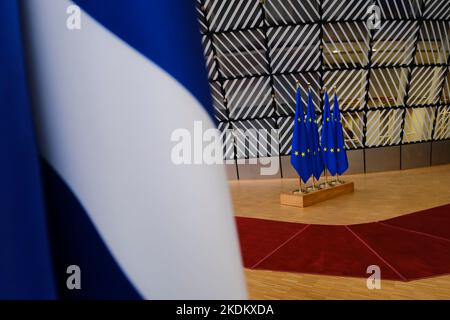 Bruxelles, Belgique. 07th novembre 2022. Drapeaux de l'UE dans la construction du Conseil de l'UE lors de la réunion des ministres des Finances de l'Eurogroupe, lors du Conseil européen de Bruxelles, Belgique, le 7 novembre 2022. Crédit: ALEXANDROS MICHAILIDIS/Alamy Live News Banque D'Images