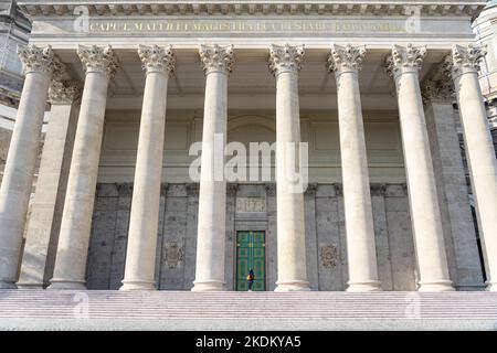 Femme touristique à la recherche vraiment petite à côté des colonnes de la plus grande cathédrale de Hongrie à Esztergom Banque D'Images