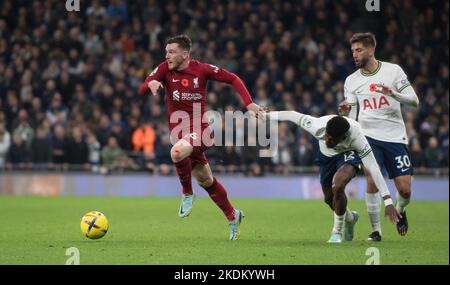 Londres, Royaume-Uni. 06th novembre 2022. Andrew Robertson de Liverpool (l) en action. Premier League Match, Tottenham Hotspur v Liverpool au Tottenham Hotspur Stadium de Londres, le dimanche 6th novembre 2022. Cette image ne peut être utilisée qu'à des fins éditoriales. Utilisation éditoriale uniquement, licence requise pour une utilisation commerciale. Aucune utilisation dans les Paris, les jeux ou les publications d'un seul club/ligue/joueur. photo de Sandra Mailer/Andrew Orchard sports Photography/Alamy Live News crédit: Andrew Orchard sports Photography/Alamy Live News Banque D'Images