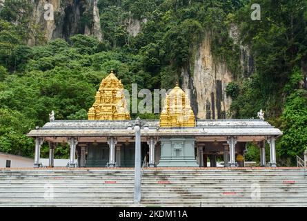 Grottes de Batu, Gombak, Malaisie - 7 mars 2018 : marches menant au temple de Sri Venkatachalapathi et Alamelu avec des tours dorées (Gopuram). Banque D'Images