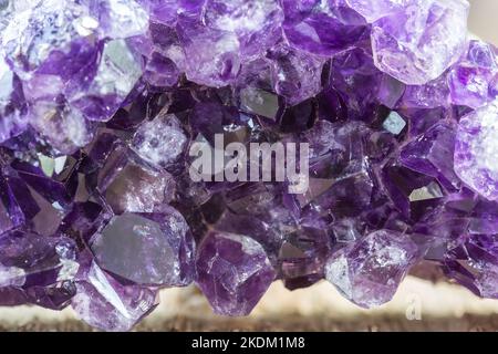 Violet Amethyst Crystal Druzy Cluster arrière-plan. Le concept de cristal de guérison, Amethyst est bon pour soulager l'anxiété et le stress. Coll. Pierre minérale naturelle Banque D'Images