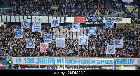 Duisburg, Allemagne. 05th nov. 2022. Firo: 05.11.2022, football, football, 3rd division, 3rd Federal division, saison 2022/2023, 22/23, 15th match day MSV Duisburg - association de jeux, SpVgg Bayreuth 1:1 fans, de, MSV Duisburg, choreo, chorégraphie, Anciens logos, armoiries, de Duisburg Credit: dpa/Alay Live News Banque D'Images