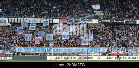 Duisburg, Allemagne. 05th nov. 2022. Firo: 05.11.2022, football, football, 3rd division, 3rd Federal division, saison 2022/2023, 22/23, 15th match day MSV Duisburg - association de jeux, SpVgg Bayreuth 1:1 fans, de, MSV Duisburg, choreo, chorégraphie, Anciens logos, armoiries, de Duisburg Credit: dpa/Alay Live News Banque D'Images