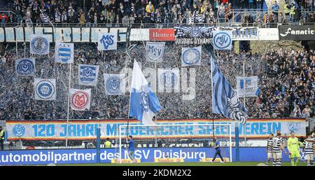 Duisburg, Allemagne. 05th nov. 2022. Firo: 05.11.2022, football, football, 3rd division, 3rd Federal division, saison 2022/2023, 22/23, 15th match day MSV Duisburg - association de jeux, SpVgg Bayreuth 1:1 fans, de, MSV Duisburg, choreo, chorégraphie, Anciens logos, armoiries, de Duisburg Credit: dpa/Alay Live News Banque D'Images