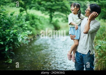 Enfant japonais avec son père au parc de la ville Banque D'Images