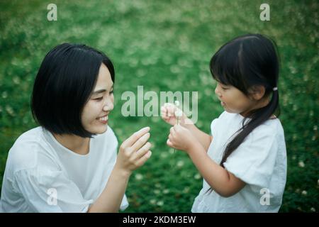 Enfant japonais avec sa mère au parc de la ville Banque D'Images