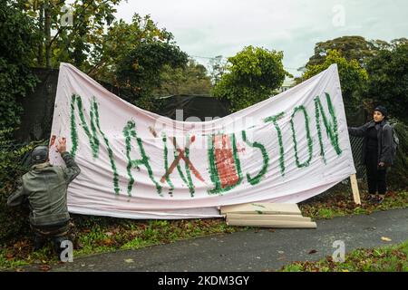 Manston, Royaume-Uni. 6th novembre 2022. Des militants de groupes opposés à la détention, à la déportation et au projet du gouvernement d'envoyer des demandeurs d'asile au Rwanda protestent devant le centre d'asile de Manston pour appeler à la fermeture du centre de traitement. L'action caritative de détention, une femme placée par le gouvernement à Manston et le syndicat PCS qui représente de nombreux employés du Home Office, intente une action en justice contre le Home Secretary concernant des conditions « horribles, inhumaines et dangereuses » au centre d'asile de Manston pour les personnes arrivant au Royaume-Uni par un petit bateau. Crédit : Mark Kerrison/Alamy Live News Banque D'Images