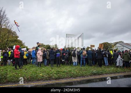 Manston, Royaume-Uni. 6th novembre 2022. Des militants de groupes opposés à la détention, à la déportation et au projet du gouvernement d'envoyer des demandeurs d'asile au Rwanda protestent devant le centre d'asile de Manston pour appeler à la fermeture du centre de traitement. L'action caritative de détention, une femme placée par le gouvernement à Manston et le syndicat PCS qui représente de nombreux employés du Home Office, intente une action en justice contre le Home Secretary concernant des conditions « horribles, inhumaines et dangereuses » au centre d'asile de Manston pour les personnes arrivant au Royaume-Uni par un petit bateau. Crédit : Mark Kerrison/Alamy Live News Banque D'Images